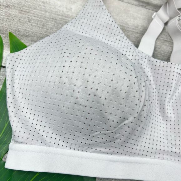 Victoria’s Secret sports bra mess - Picture 6 of 7